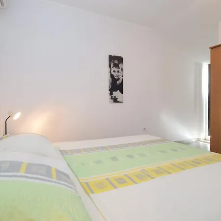 Apartment Anikica 1819 *